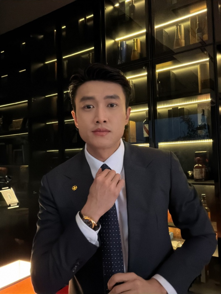 Diễn viên Quốc Trường được khen bảnh bao khi lên đồ đi làm.