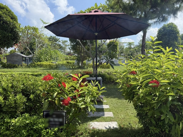 Nhiều người coi việc tặng đất sinh phần, nhất là nơi đẹp về cảnh quan, quy hoạch và dịch vụ tốt... là một trong những món quà trọn tình, trọn hiếu mà con cái có thể làm khi bố mẹ về già. Ảnh: H.T.N