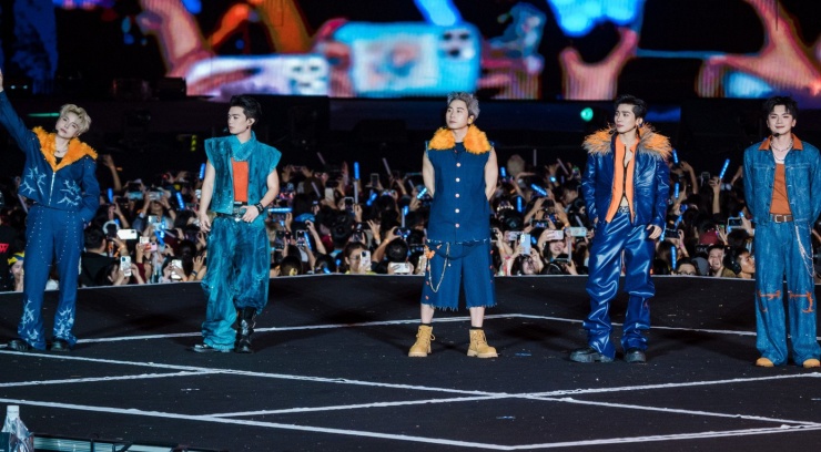 Hàng chục nghìn người đi xem 30 anh trai và các em xinh - 1