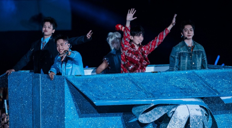 Concert Anh trai say hi 2025 - A Merry X’Mas Concert, First Date Ever mở màn tối 27/12 tại Vạn Phúc City mang đậm phong cách trang trí lễ hội, phù hợp với không khí những ngày cuối năm. 30 anh trai xuất hiện, trình bày ca khúc mở màn All Eyes On Us theo 6 nhóm phong cách khác nhau. Tiếp nối là tiết mục của hai liên quân Chill Guys Ngon Zai và Độc nhất vô nhị, đưa khán giả ngược về hành trình Anh trai mùa 2.