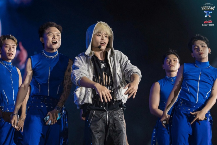 Hàng chục nghìn người đi xem 30 anh trai và các em xinh - 3