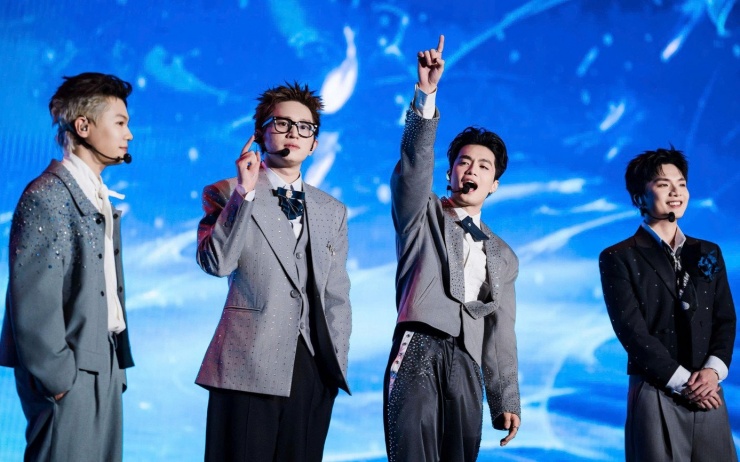 Nhóm của Bray, Negav, GILL và Vương Bình khuấy động khán đài với Ai yêu anh nhất. Tiết mục mang màu sắc hip-hop, rap, được dàn dựng với tiết tấu nhanh, bên dưới khán giả hòa giọng cùng nhóm anh trai "giỏi làm trò" nhất mùa 2.