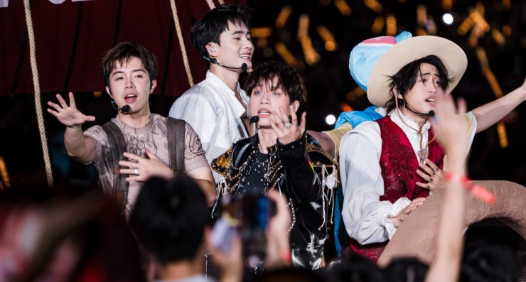 Một trong những tiết mục được khán giả mong chờ nhất concert là Sớm muộn thì - chủ nhân giải thưởng The Best Hit, ca khúc có lượt nghe cao nhất chương trình. HUSTLANG Robber, Nhâm Phương Nam, Mason Nguyễn, Jayson Lei và Khôi Vũ đầu tư quần áo chỉn chu, tái hiện đúng tinh thần tiết mục từng được trình diễn tại show Anh trai.