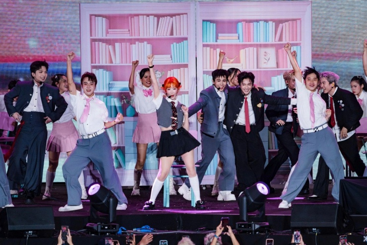 Hơn là bạn quy tụ Ngô Kiến Huy, Vũ Cát Tường, Karik, Sơn.K cùng sự xuất hiện của Min. Tiết mục tái hiện tinh thần tươi vui, nhạc dễ bắt trend nên được khán giả đồng loạt hòa giọng.