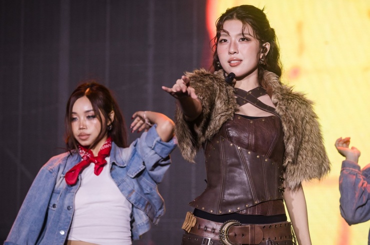 Ngoài các anh trai, sự xuất hiện của dàn em xinh nâng tổng tiết mục lên con số 40. Chuỗi tiết mục có khách mời nữ như Min, Orange, Lamoon, 52Hz và Mỹ Mỹ xen kẽ chương trình, tạo sự gắn kết, liền mạch cho concert.