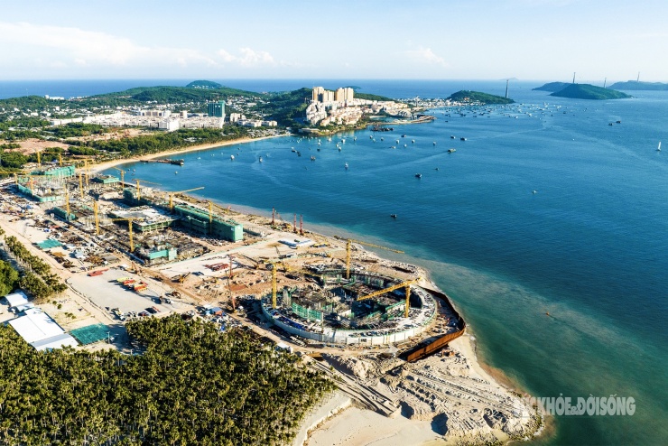 Nằm ở phía nam đảo ngọc đặc khu Phú Quốc (tỉnh An Giang), cụm công trình phục vụ tổ chức APEC là công trình trọng điểm mang tính biểu tượng cao.