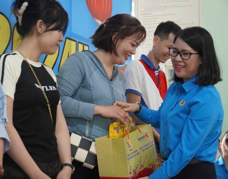 Liên đoàn Lao động tỉnh Đồng Nai tặng quà tết cho người lao động Ảnh: Mạnh Thắng