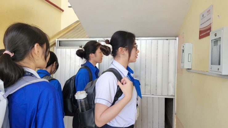 Học sinh Trường THPT Võ Văn Kiệt Điểm danh bằng khuôn mặt.