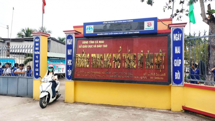 Cổng trường Trường THPT Võ Văn Kiệt.