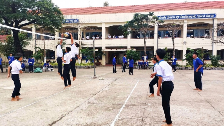 Học sinh chơi bóng chuyền trong giờ ra chơi.