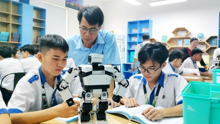 Học sinh thích thú khi vào phòng học STEM.