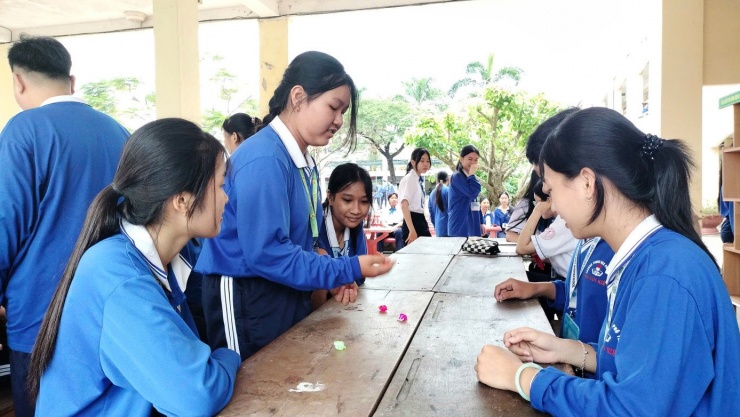 Không có điện thoại, học sinh dành thời gian ra chơi để trao đổi bài học, tham gia các trò chơi tập thể, trò chơi dân gian.