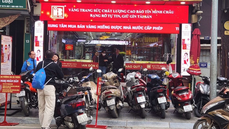 Người giao dịch vàng ra vào tấp nập trong ngày giá vàng nhẫn tiếp tục áp sát đỉnh cũ. Ảnh: Thái Nguyễn