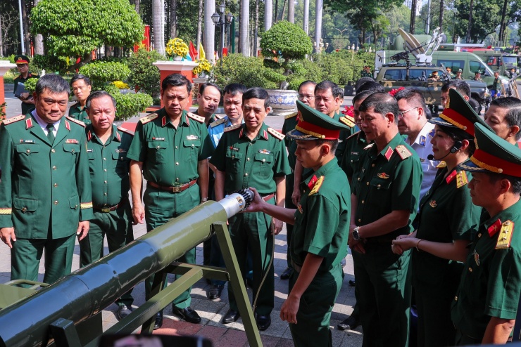 Đại tướng Phan Văn Giang, Ủy viên Bộ Chính trị, Phó Bí thư Quân ủy Trung ương, Bộ trưởng Bộ Quốc phòng và Thủ trưởng Bộ Tư lệnh Quân khu tham quan các mô hình sáng kiến kỹ thuật trưng bày tại hội nghị.