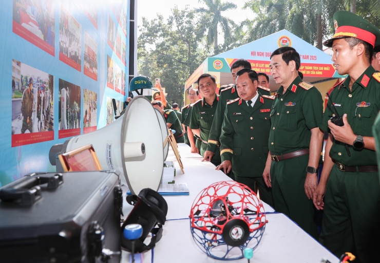 Nhiều mô hình sáng kiến kỹ thuật hay được trưng bày tại hội nghị.