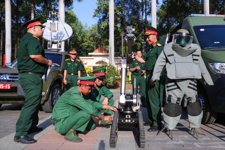Mô hình xe dò tìm, phân tích, xử lý bom mìn, vật liệu nổ của Lữ đoàn Công binh 25