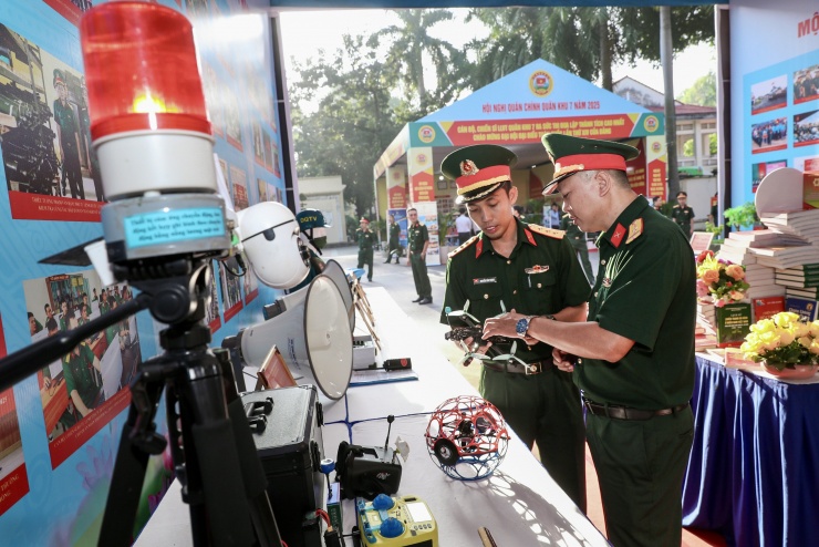 Đại biểu tham quan khu vực trưng bày mô hình ứng dụng drone FPV trong trinh sát địa bàn, thuộc Bộ Tư lệnh TP HCM