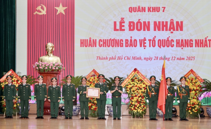 Đại tướng Phan Văn Giang, Ủy viên Bộ Chính trị, Phó Bí thư Quân ủy Trung ương, Bộ trưởng Bộ Quốc phòng, trao tặng Huân chương Bảo vệ Tổ quốc hạng nhất cho Quân khu 7