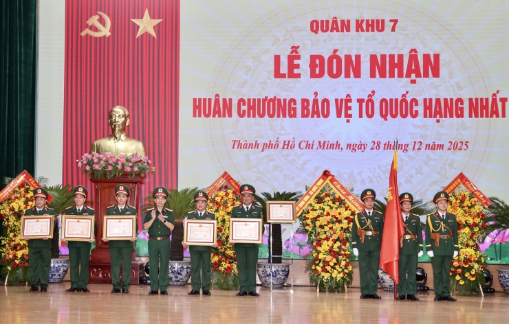 Các lãnh đạo Quân khu 7 vinh dự đón nhận Huân chương Bảo vệ Tổ quốc hạng ba