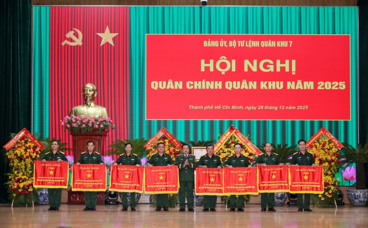 Các đơn vị xuất sắc nhận cờ thi đua Bộ Quốc phòng