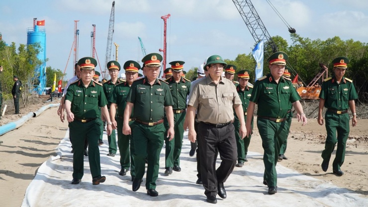 Thủ tướng Phạm Minh Chính kiểm tra tiến độ triển khai dự án cao tốc Cà Mau - Đất Mũi và tuyến đường ra đảo Hòn Khoai.