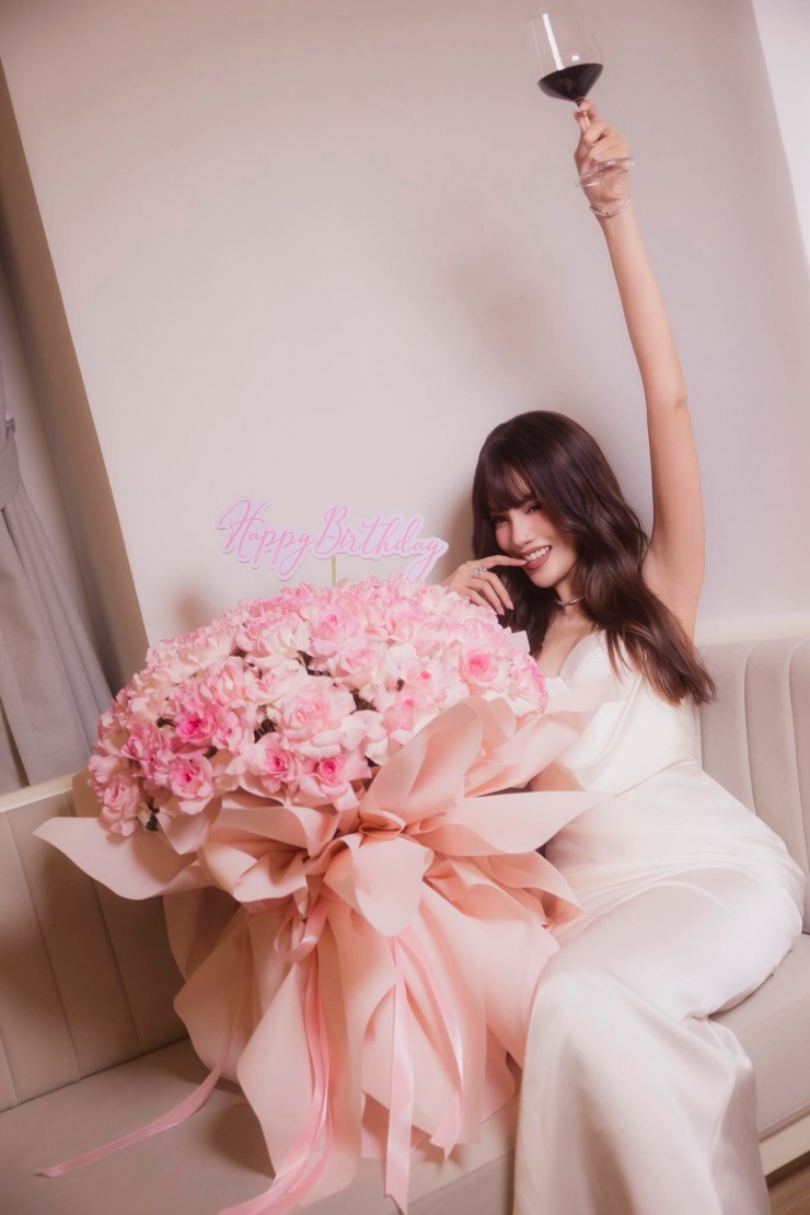 Dưới phần bình luận, đông đảo khán giả, bạn bè và đồng nghiệp đã gửi lời chúc mừng sinh nhật đến Lê Hoàng Phương. Trong đó, Hoa hậu Thanh Thuỷ hào hứng để lại lời nhắn: “Chúc mừng sinh nhật cô giáo yêu của em”, khiến nhiều người không khỏi thích thú trước mối quan hệ gần gũi giữa hai người đẹp.