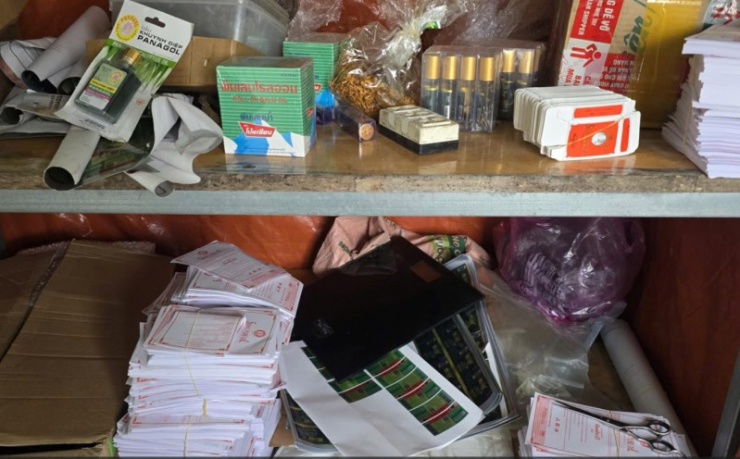 Nhân viên đóng hộp và các nhãn, bao bì sản phẩm dầu gió giả.