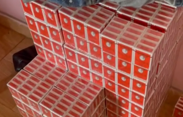 Bắt tạm giam nhóm đối tượng sản xuất dầu gió giả bằng hóa chất - 6