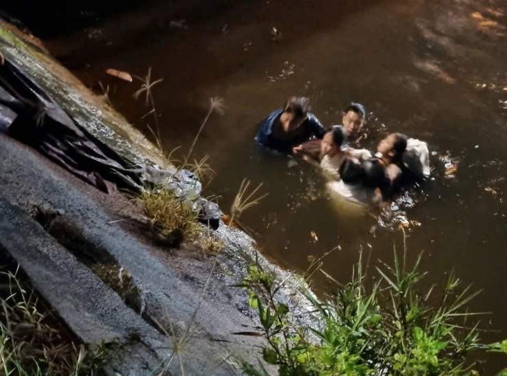 Người phụ nữ và 2 em nhỏ rơi xuống kênh giữa đêm, may mắn được 3 người cứu 1 Kịp thời cứu sống 3 người gặp nạn trong dòng nước xiết