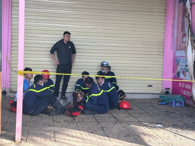 Một chiến sĩ thuộc lực lượng Cảnh sát PCCC&amp;CNCH, Công an tỉnh Đắk Lắk đã bị thương khi làm nhiệm vụ.