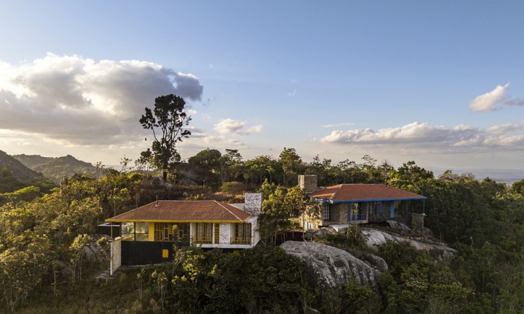 Khi đi bộ quanh khu đất, nhóm KTS phát hiện bốn khoảng trống giữa rừng đủ để dựng bốn căn nhà nhỏ. Thay vì làm những cabin một phòng ngủ như thường thấy, họ thiết kế mỗi căn nhà với hai phòng ngủ, phù hợp cho gia đình hoặc nhóm bạn.