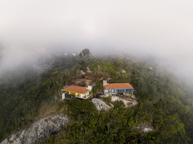 Trong số bốn căn nhà được quy hoạch, hai căn đầu tiên đã hoàn thiện. Mỗi căn rộng 140 m2, gồm hai phòng ngủ khép kín, phòng khách liền bếp, hiên trước nhà. Tất cả không gian đều mở ra phía thung lũng, nơi thường xuyên mù sương vào sáng sớm và chiều tối.