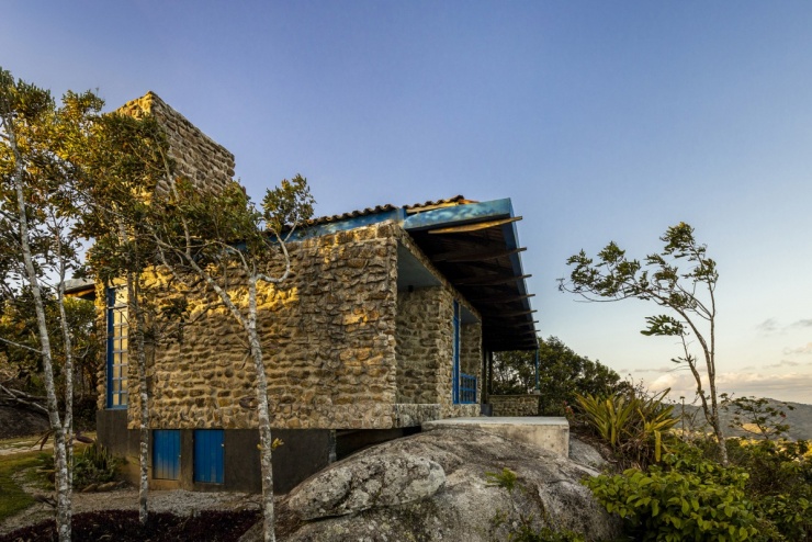 “Nhà xanh” được xây hoàn toàn bằng đá khai thác tại chỗ, giữ lại cấu trúc thô mộc tự nhiên của vật liệu. Công trình nằm gọn trên phiến đá lớn.