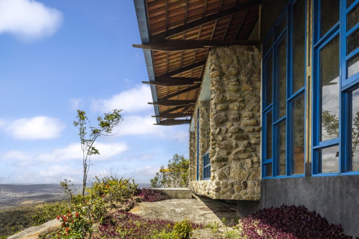 Cả hai nhà đều lợp mái cách nhiệt, có máng kim loại thu nước mưa dẫn xuống bể chứa bên dưới nền.