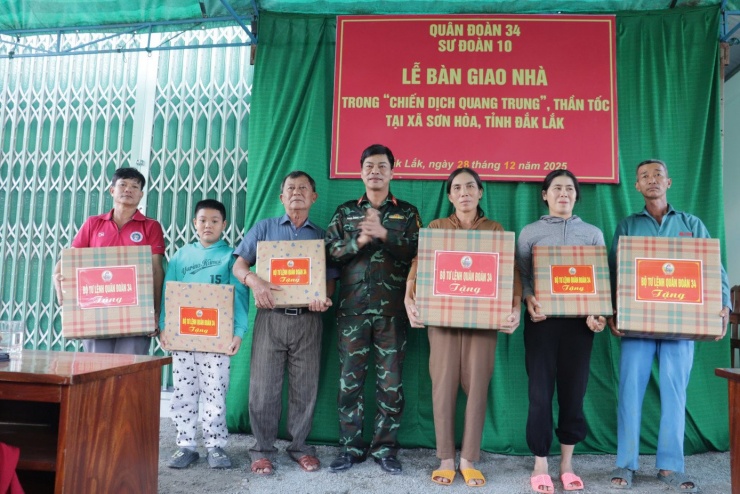 Sư đoàn Bộ binh 10, Quân đoàn 34 tặng quà cho các hộ dân nhận nhà.