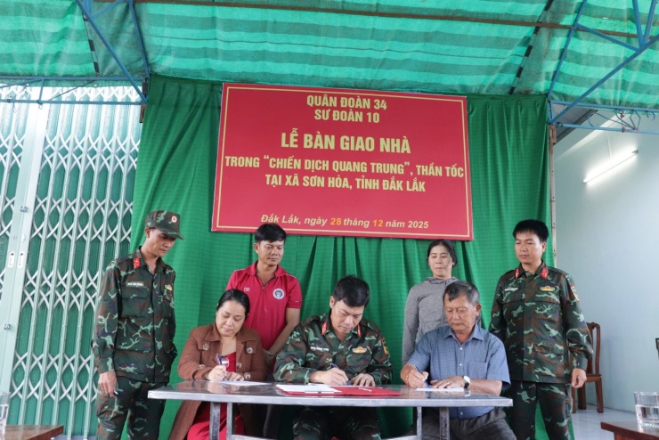 Lễ bàn giao nhà cho bà con vùng lũ.