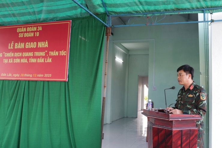 Thượng tá Đặng Thành Tuyên - Phó Chính ủy Sư đoàn Bộ binh 10, Quân đoàn 34 phát biểu.