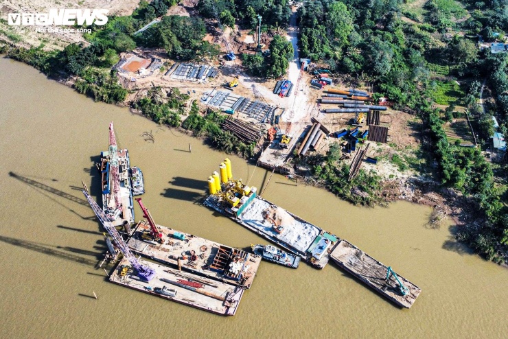 Cận cảnh công trường thi công cầu Trần Hưng Đạo 6 làn xe bắc qua sông Hồng - 2