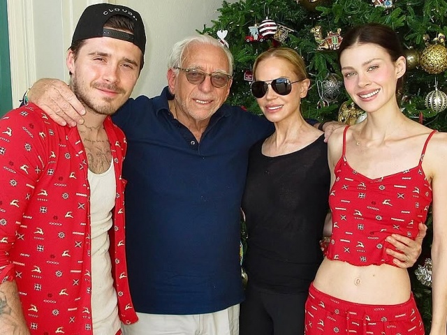 Brooklyn Beckham nghỉ lễ với bố mẹ vợ