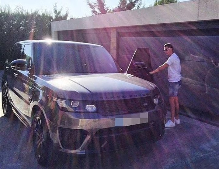 Siêu sao người Bồ Đào Nha còn sở hữu một chiếc Range Rover Sport SVR trị giá 100.000 bảng Anh, có thể đạt tốc độ 283 km/h.