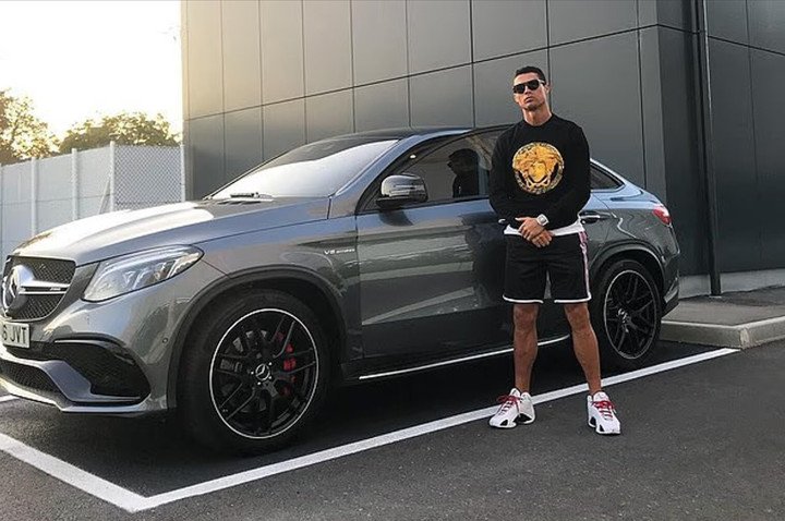 Chiếc Mercedes-Benz AMG GLE 63S có giá 105.000 bảng với tốc độ tối đa khoảng 249 km/h.