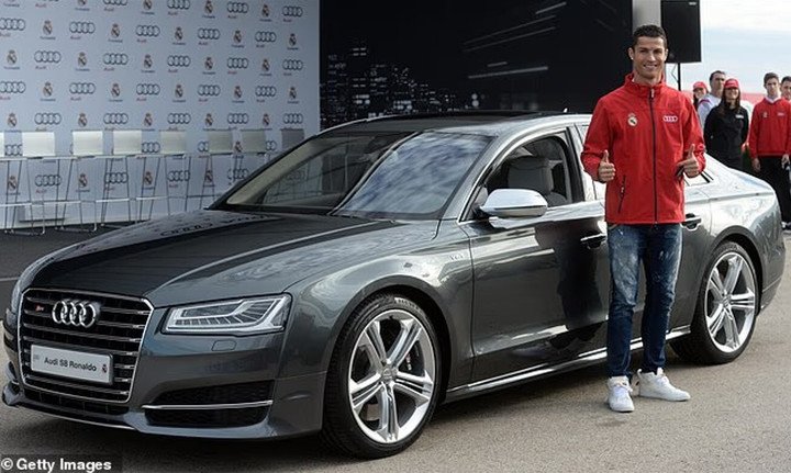Năm 2014, Ronaldo tậu một chiếc Audi S8 trị giá 82.000 bảng với tốc độ tối đa khoảng 250 km/h.