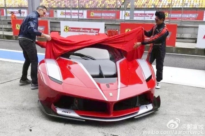 Anh là chủ nhân của siêu xe Ferrari FXX K phiên bản giới hạn. (Ảnh: Weibo)