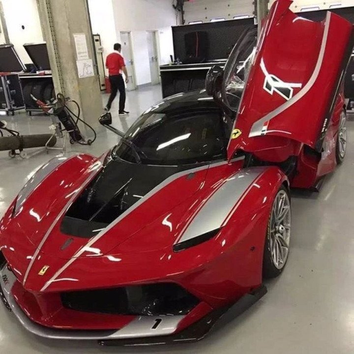 Siêu xe Ferrari FXX K được bán với giá khoảng 3 triệu USD với số lượng 32 chiếc trên toàn thế giới. (Ảnh: Weibo)