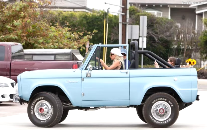 Chiếc Ford Bronco cổ điển cũng được danh ca yêu thích.&nbsp;&nbsp;