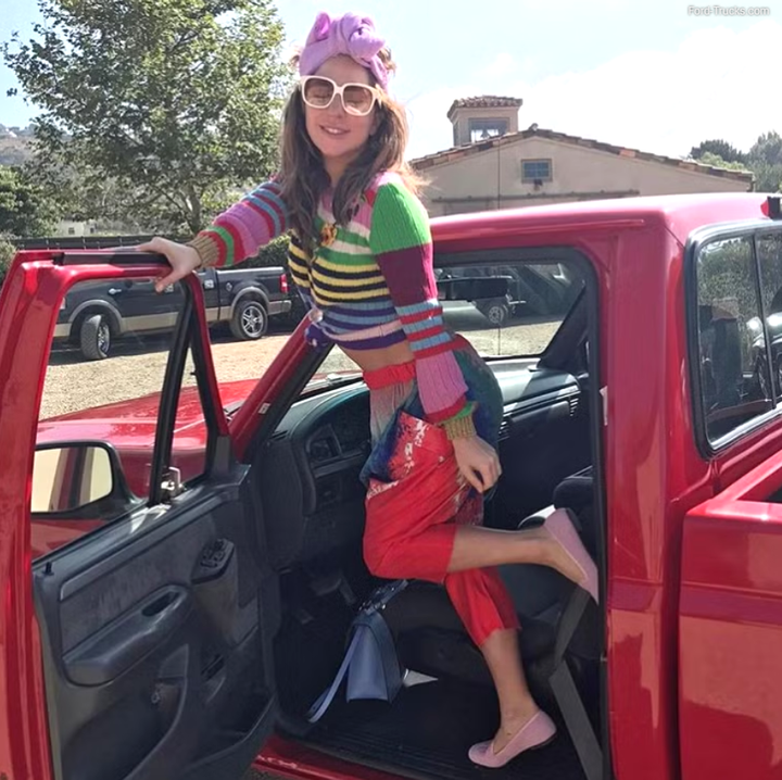 Chiếc Ford F-150 SVT Lightning màu đỏ anh đào vô cùng ấn tượng cũng làm nổi bật phong cách của Lady Gaga.