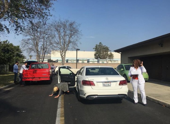 Gaga đã đăng tải một bức ảnh chụp chiếc xe Mercedes Benz E-Class trắng cùng cô vượt qua kỳ thi.