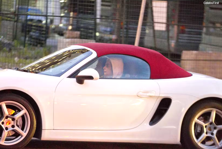 Porsche Boxster - mẫu xe bán chạy nhất của Porsche trong nhiều năm - cũng được nữ ca sĩ lựa chọn sở hữu.