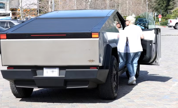 Chiếc bán tải có hình dạng kỳ lạ này cũng là một trong những chiếc xe yêu thích của Gaga.