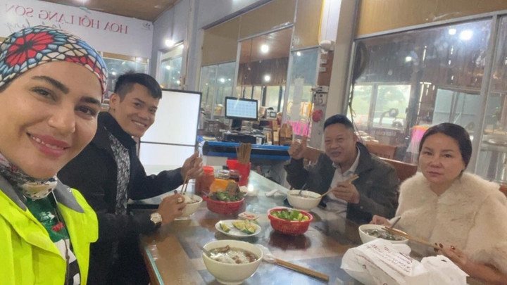 Eskandari ăn cùng người dân địa phương. (Ảnh: Nhân vật cung cấp)